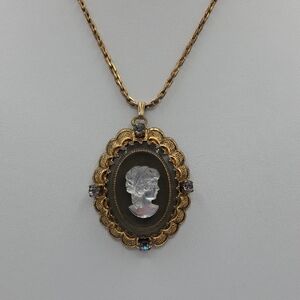 Western German Gold Cameo Pendant Necklace